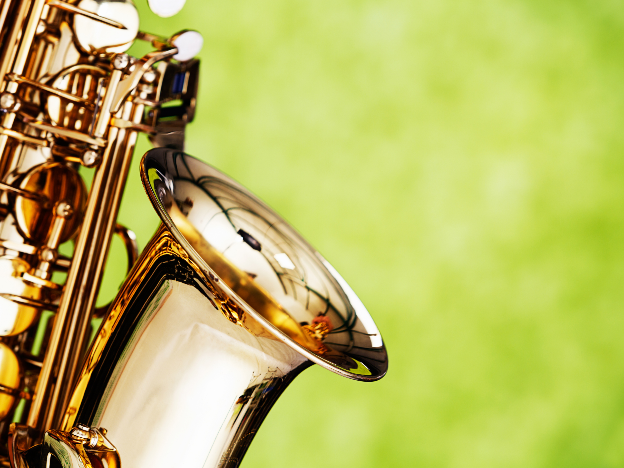 a close up image of a saxophone